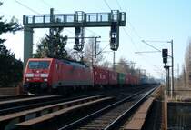189 015 bei der Durchfahrt mit ihrem Containerzug durch Dresden Strehlen am 05.03.13
