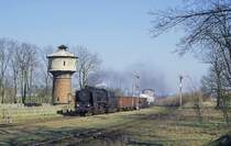 Ty 45 379 (Bw Wolsztyn) erreicht mit dem morgendlichen  Sammler  Richtung Lezno den Bahnhof Blotnica.

Polen, April 1997 (Diascan)