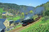 50.3648-8 rollert mit einem Gterzug durch das frhlingshafte Zschopauta zwischen Zschopau und Wolkenstein.

Deutschland, Sachsen, Mai 1999 (Diascan)
