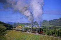 Der Jing Peng Pass bot auch im Herbst viele schne Motive und vorallem Farben. Hier mhen sich zwei Maschinen der Baureihe QJ vor dem Scheitelbahnhof Shangdian ab. Nach dem langen Steigungsabschnitt konnten sich die Personale ab hier ausruhen und die Fuhre ber satte 60km talwrts rollen lassen.

China, August 2004 (Diascan)