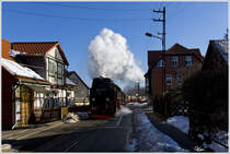 Durch die Gassen nahe der Hochschule Harz, dampft 99 7237 mit dem Zug 8933 in Richtung Brocken. 
Wernigerode 4.3.2013