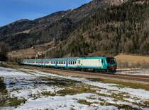 Die E 464 033 mit einem Regionalzug am 02.03.2013 unterwegs bei Mules.