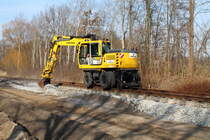 Neues von der Baustelle: Ein Zwei-Wege-Bagger der Fa. Preusse ist als Schotterpflug ttig.
so in Nassenheide am 06.03.2013  gesehen.