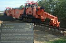 Dieselelektrische  Pflugrckmaschine  Pf 1435  ER  2400 V wurde im Braunkohletagebau fr die Gleisverschiebung eingesetzt. Diese steht heute am EuroSpeedway als Museumsstck.  Gesehen am 05.10.2011.