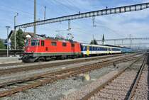 Da fr den Autosalon  modernes  Rollmaterial im Nationalen Verkehr abgezogen wird, verkehrt auf den IR 20xx Basel SBB-Zrich Flughafen (Flugzug) ein langer EW I/II Pendel (12 Wagen). Im Bild durchfhrt der IR 2070 den Bahnhof Kaiseraugst. Zuvorderst ist die Re 4/4 II 11217, 2 A EWI NPZ, 5 B EWII, A EWII, A EWI, 2 B EWII und BDt EWI, 06.03.2013.