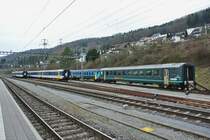 Fortlaufend werden EWI und EWII Wagen verschrottet, und trotzdem stehen immer neue zu verschrottende Wagen in Stein-Sckingen. Dies ist Beweis dafr, dass diese ra sich nun definitiv dem Ende zu neigt. Im Bild warten 11 dieser Wagen auf die Asbestsanierung, und in Olten stehen bereits die nchsten Wagen zur berfhrung, 06.03.2013.