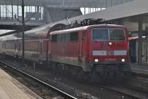 Im Heidelberger Hauptbahnhof an Gleis 5 steht die 111 099-8 als Zugmaschine eines SE nach Frankfurt/Main Hbf der aus 5 Dostockwagen besteht. Sonntag 3.3.2013