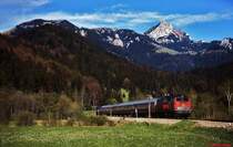 Im Frühjahr 1989 hat 218 351-9 mit ihrem Personenzug von Bayrischzell nach München  Fischbachau erreicht. Im Hintergrund der 1.838 m hohe Wendelstein.