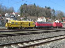 Ein EM-SAT 120, 218 272-3 und ein Schneepflug stehen am 05. Mrz 2013 auf Gleis 6 in Kronach abgestellt.