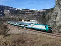 Die E 464 334 mit einem Regionalzug am 02.03.2013 unterwegs bei Sterzing.