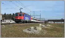 IC181 aus Stuttgart mit Cargo Re 421 371-6 wechselt in H�ntwangen-Wil auf dei einspurige Rheinbr�cke von Eglisau. (08.03.2013)