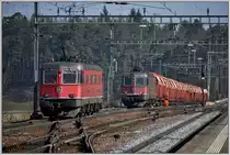 Ab der kleinen Z�rcher Unterl�nder Gemeinde H�ntwangen-Wil verkehren die Kiesz�ge des nahe gelegenen Abbaugebietes. Was fr�her die Krokodile Ce 6/8 bew�ltigten, ist heute Aufgabe der Re 6/6. W�hrend sich vorne die 11640  M�nchenstein  ins Werkareal begibt, ist im Hintergrund 11609  Uzwil  bereit mit einem beladenen Kieszug zur Abfahrt Richtung Eglisau. (08.03.2013)