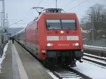 Am 16.Februar 2013 bespannte 101 043 den IC 2377 Binz-Frankfurt/Main Hbf.Hier beim Zwischenhalt in Bergen/R�gen.