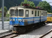 In Santa Maria Magiore steht am 19.05.2009 dieser Altbautriebwagen 
der Centovallibahn.