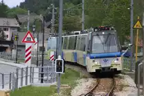 Da die Centovallibahn generell eingleisig ist, m�ssen die Z�ge bei Begegnung
in Ausweichen abwarten, bis der Gegenzug, wie hier ET 86 am 19.5.2009 aus Domodossola, vorbei gefahren ist.
