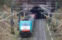 Zwei Cobra 2805 und 2811 kommen mit einem langen gemischten G�terzug aus dem Gemmenicher Tunnel aus Genk-Goederen(B)(via Kinkempois(B) nach K�ln-Gremberg und fahren die Gemmenicher-Rampe hinunter nach Aachen-West. Aufgenommen bei Reinartzkehl bei Wolken am 8.3.2013.