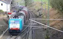 Die Cobra 2827 kommt die Gemmenicher-Rampe hochgefahren aus  Aachen-West mit einem kurzen Coilzug. Am Zugende befindet sich eine Schubhilfe  (185 273-0 von Railion) Aufegenommen bei Reinartzkehl an der Montzenroute bei Sonne und Wolken am 8.3.2013.