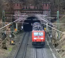 185 273-0 von Railion  f�hrt als Schubhilfe sie schiebt einem  kurzen Coilzug aus Aachen-West nach Belgien bis zum Gemmenicher-Tunnel. 
Vorne f�hrt die Cobra 2827.
Aufgenommen bei Reinartzkehl an der Montzenroute bei Sonne und Wolken im  Mix am 8.3.2013.