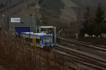 Bahnhofseinfahrt in Boppard, im Vordergrund f�hrt die Strecke nach Emmelshausen entlang, die hier schon mit ihrer Steigung beginnt. Die zweigleisige Strecke im rechten Bildrand ist die Kbs 470 von Koblenz nach Bingen. Am �useren linken Rand des Bildes ist die Triebwagenhalle und die Waschanlage des Zugbetreibers zu erkennen. Es ist Rhenus veniro. Foto vom 12.2.2013