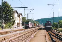 Am 16.9.95 pr�sentierte sich der Bahnhof Orlam�nde noch im  Reichsbahnflair  und zu den schmalen Zwischenbahnsteigen musste man �ber die Gleise laufen: 204 638 wartete mit ihrer Regionalbahn auf Gleis 3, w�hrend ein G�terzug nach Saalfeld durch Gleis 1 fuhr.
