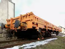 Materialwagen 40819415760-3; ist am Rampengleis des Bhf. Ried abgestellt; 130306