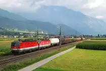 1144 222 und 216 mit G�terzug bei Schwaz (11.08.2012)