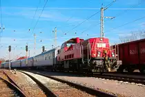 261 025-1 wartet am Morgen des 06.03.13 mit einem langen Milit�rzug bestehend aus 9 Begleitwagen und diversen Flachwagen von Transwagon im Bahnhof R�derau auf die Abfahrt nach Riesa. An diesem Tag fand ein Pendelverkehr f�r eine Gro��bung der Bundeswehr zwischen Riesa und R�derau statt.