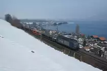 Kurz sp�ter folgte die Re 465 010-7 mit einem leeren Autozug (Einigen, 26.02.2013).