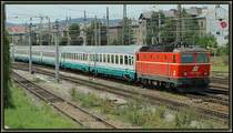 Eine sehr sch�ne Zuglok hatte am 19.8.2006 EC 32  Allegro Stradivari  von Venedig nach Wien. 1044 123 in der Ursprungslackierung der Reihe 1044 kurz vor dem Wiener S�dbahnhof.