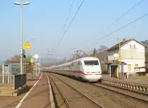 401 004-7  M�hldorf am Inn  durchf�hrt am 08. M�rz 2013 als ICE 906 den Haltepunkt Neuses (b Kronach).