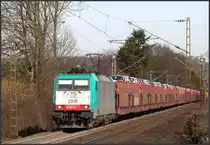 Auf der Montzenroute unterwegs ist diese belgische Cobra (E-186) hinauf zum Gemmenicher Tunnel. Am Haken ein Autotransportzug. Location: Aachen im M�rz 2013.