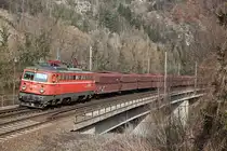 Am 4.03.2013 zieht die 1142 564 den Erzleerwagenzug 47407 �ber die Murbr�cke bei Peggau.