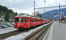 Der Skizug Davos Platz-Klosters Dorf hat in Klosters Dorf jeweils rund 30 Min. Wendezeit. Da es jedoch kein Abstellgleis hat, muss der Zug jeweils nach Klosters Platz �berf�hrt werden. Dort wird er dann von div. Z�gen �berholt, bzw. gekreuzt. Anschliessend f�hrt er wieder leer zur�ck nach Klosters Dorf, um als Skizug wieder Richtung Davos zu fahren. Im Bild erreicht Pendel Be 4/4 514 mit B 2417 und den ABt 1713+1716 Klosters Platz, 09.03.2013.
