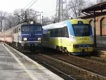 PKP-E-07 von Breslau (Wrocław, Wroclaw) kommend bei der Einfahrt in den Hauptbahnhof Oppeln (Opole) neben einem SA 137 in Lackierung der Woiwodschaft Oppeln (2012)