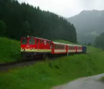 Das Jahr 2009 war das letzte Betriebsjahr der Ybbstalbahn in welchem ein durchgehender Bahnverkehr zwischen Waidhofen und Lunz am See m�glich war. 
Bedingt durch starke Regenf�lle kam es im Fr�hsommer 2009 zu kleinen Vermurungen der Strecke welche die Bundebahnen als willkommenen vorgezogenen Einstellungsgrund ausn�tzten. 

Ebenfalls im Fr�hsommer 2009, n�mlich am 30.05. war ich bei bescheidenem Wetter im Ybbstal unterwegs, und habe diesen Regionalzug gezogen von der 2095 009 in der N�he von Gstadt in Fahrtrichtung Lunz am See aufgenommen. Wenige Tage sp�ter war mit den Regionalz�gen nach Lunz Sense.
