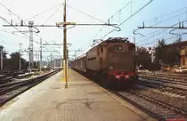 E 428 104 trifft im Oktober 1986 mit einem Personenzug in Ferrara ein