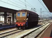 E 428 151 setzt im Bahnhof Ferrara um (Oktober 1986). Im Gegensatz zu den in den Jahren 1934 -1938 gebauten Lokomotiven E 428 001-122 erhielten die E 428 123 - 203 (Baujahre 1939/1940) eine  stromlinienf�rmige  Front. 