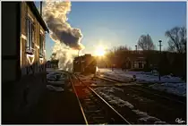 Die Sonne war gerade aufgegangen, als die HSB Dampflok 99 7232 durch den Bahnhof Gernrode, fuhr um ihren Zug anzuspannen.
5.3.2013