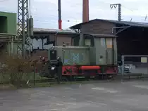 Orenstein & Koppel (O&K) 25992 im Jahre 2008 abgestellt in Wunstorf am Rande des Betriebshofes der Steinhuder Meer Bahn GmbH (StMB) gegen�ber des ehemaligen Lagnese-Iglo-Werkes, zug�nglich von der Schranke am Luther Weg. Die Lokomotive war 2006 von der GFL - Gesellschaft f�r Lagereibetriebe mbH aus Hamburg-Wandsbek gekommen, bei der StMB jedoch nur kurzzeitig im Einsatz. Von 1960-68 stand sie in Diensten der Benteler-Werke AG in Paderborn-Schloss Neuhaus.