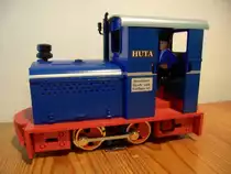 Einfache Umbeschriftung der LGB-Phantasielackierung der Deutz-Feldbahn-Lok  Jonny  in Anlehnung an die Deutz 19716 von 1937  OMZ 122 F  der Hoch- & Tiefbau AG Breslau (poln. Wroclaw), kurz: HUTA. Die Maschine kam sp�ter zum Kieswerk F.W. von B�low Segrahner Berg in Gudow und 1987 zum Deutschen Dampflokmuseum (DDM) in Neuenmarkt-Wirsberg, von dort 1990 zur Arbeitsgemeinschaft Muttenthalbahn e.V., Witten an der Ruhr als Lok  15 .