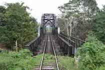 Die im Strecken-Km 653,4 gelegene 140m lange Klong Yan Bridge ist der gr�sste Kunstbau der, am 13.04.1956 er�ffneten, 31Km langen Strecke von Ban Thung Pho Junction nach Khiri Ratthanikhom. Urspr�nglich sollte die Strecke bis nach Phuket f�hren, was jedoch (Geldmangel?) nie verwirklicht wurde. Bild vom 07.J�nner 2013. 

