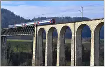 Die S5 nach Rafz donnert �ber die Eglisauer Rheinbr�cke. (08.03.2013)