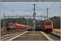 S5 nach Pf�ffikon SZ  mit Re 450 039-3 f�hrt in H�ntwangen-Wil ein. Die Re 6/6 11609  Uzwil  wartet mit einem beladenen Kieszug auf eine L�cke im dichten Fahrplan. (08.03.2013)