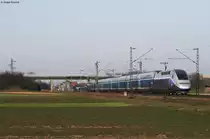 Wenn sich Fahrwege kreuzen, dann muss einer warten. So erwischte es am 05.03.2013 den TGV 9583 Marseille-Frankfurt. Wegen seiner Versp�tung von 40 Minuten musste er am Einfahrsignal Graben-Neudorf erst die Ausfahrt eines RE 4 aus Mainz, Germersheim abwarten, bevor er den Bahnhof Graben-Neudorf passieren konnte. Der RE 4 und auch das rote Signal sind links im Bild noch zu erkennen.