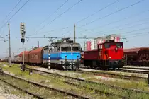 Karlovac / Kroatien am 27.5.2011.
Links wartet HZ 1141.022 vor einem G�terzug auf Ausfahrt, w�hrend die
Jenbacher Rangierlok der HZ 2132327 eine kurze Rangierpause eingelegt hat.