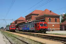 Im Bahnhof Karlovac / Kroatien treffen am 27.5.2011 mittags
die Sch�lerz�ge ein und f�r kurze Zeit herrscht dann sehr reger
Personenverkehr. Links sehen wir TW 7122019 und rechts daneben
steht TW 7122029 der HZ.