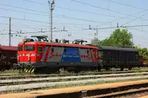 Karlovac / Kroatien am 27.5.2011
Die sonderlackierte 1141.311 der HZ wartet abgeb�gelt im Bahnhof.