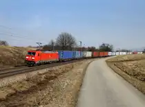 Die 185 367 mit einem Containerzug am 05.03.2011 unterwegs bei P�lling.