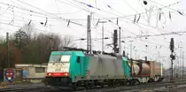 Die Cobra 2815 f�hrt mit einem langen Containerzug aus Gallarate(I) nach Antwerpen-Oorderen(B) bei der Ausfahrt aus Aachen-West und f�hrt in Richtung Montzen/Belgien bei Regenwolken am 9.3.2013.