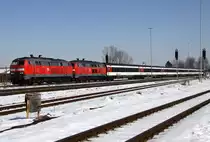 Die 218 463-8 und 218 437-2 mit dem EC von M�nchen nach Z�rich durch Kaufering am 04.03.2013